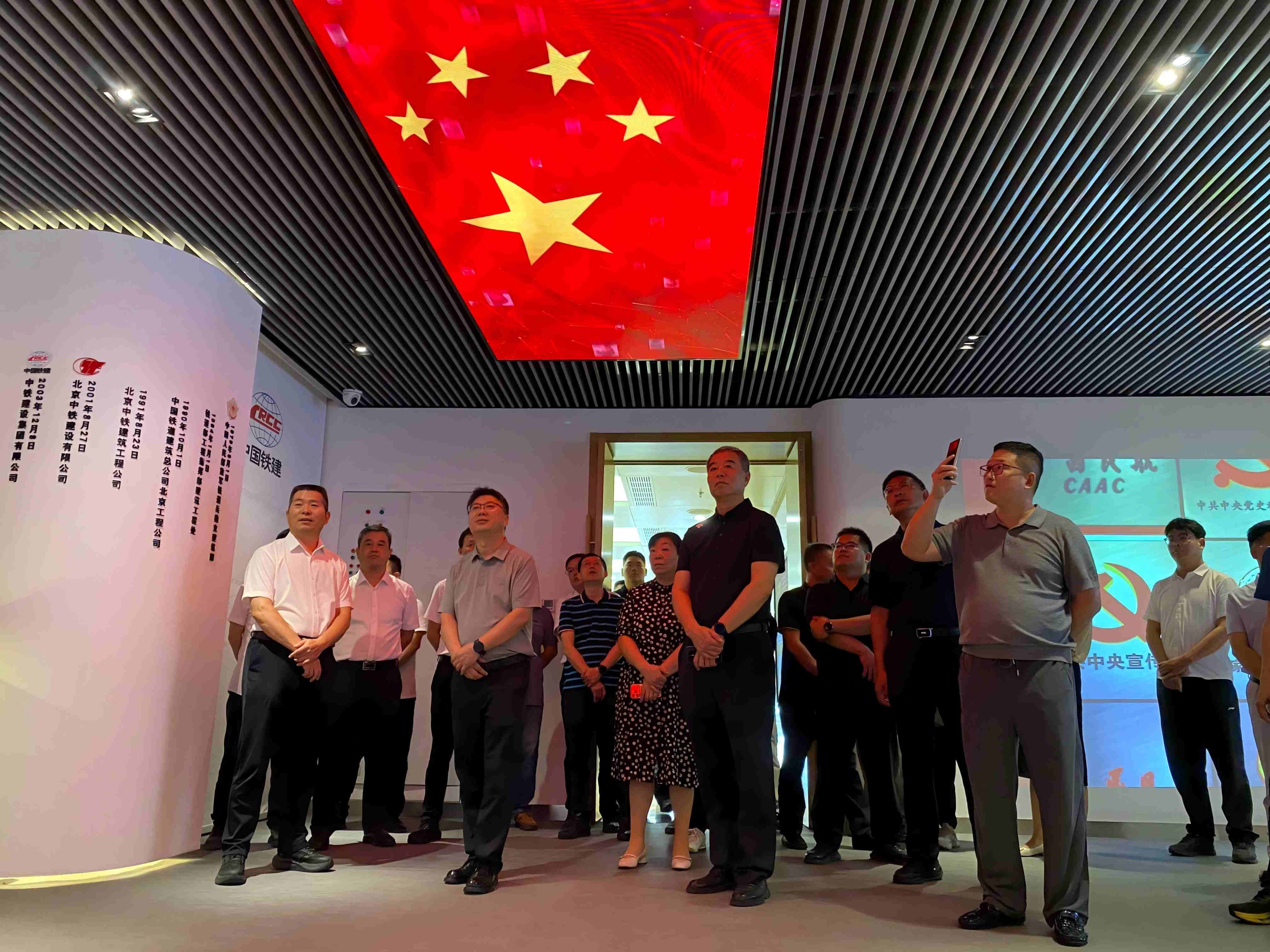 参观展厅2.jpg 参观展厅2.jpg